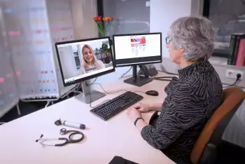 Vrouwelijke huisarts voert veilig en persoonlijk videoconsult met patiënt via WeSeeDo